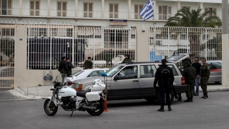 Arratisen nga burgu dy shqiptarë në Athinë