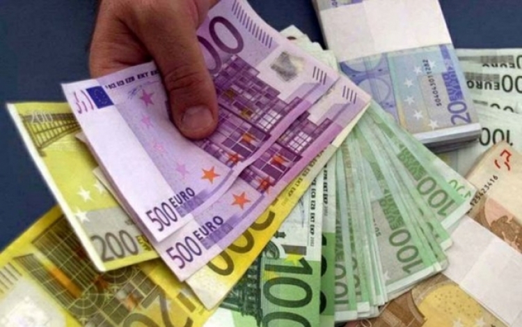 Pas zbritjeve të vazhueshme, Euro dhe Dollari Amerikan forcohen ndjeshëm