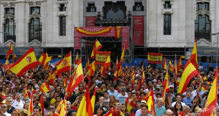 Mijëra njerëz marshojnë në Madrid. Thirrje për unitet spanjoll pas Referendumit të Katalonjës
