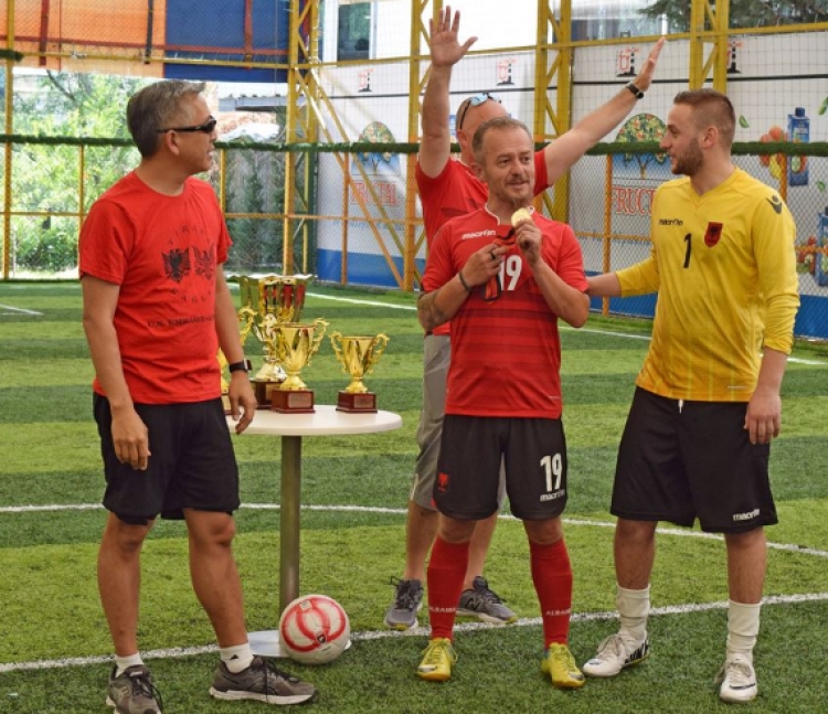 Donald Lu lë ‘peshkimin e peshqve të mëdhenj' dhe nis futbollin [FOTO]