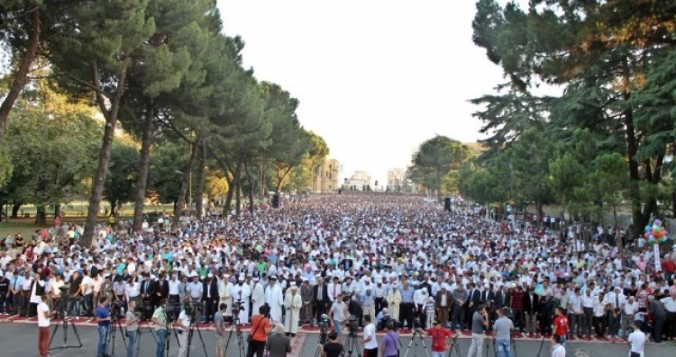 Nesër festohet Kurban Bajrami. Falja në sheshin 'Skënderbej'