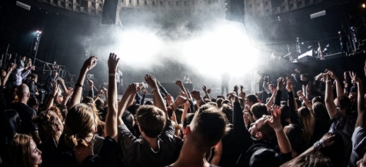 ‘Bombë në skenë’, këngëtarja shqiptare rrëfen momentin e vështirë gjatë koncertit në Francë