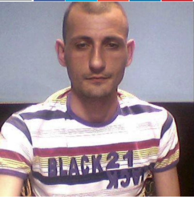 Ngjarje e rëndë në Tiranë, 35-vjeçari Saimir Zalli ka tentuar të vetëdigjet para parlamentit, shpëtohet nga dy efektivë policie