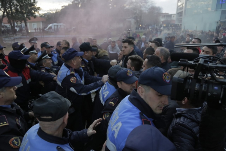 Fillojnë përplasjet/ Protestuesit sulmojnë kordonin e sigurisë, Basha përballë policëve