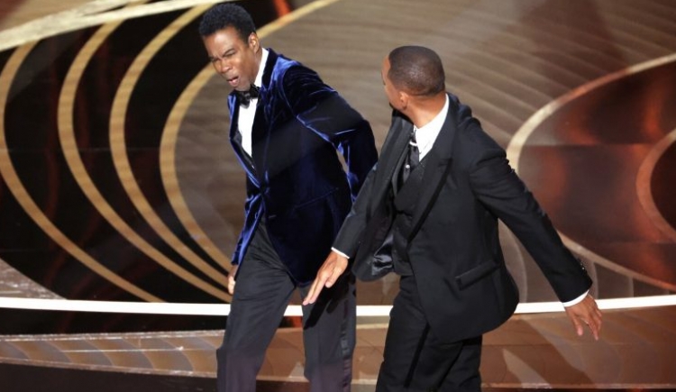Will Smith fiton çmimin ''OSCAR'', por vëmendjen e mori shuplaka që i dha komedianit pasi i përmendi gruan! [VIDEO]