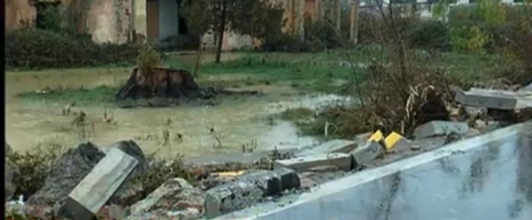 Kaos në autostradën Tiranë-Durrës, çahen trafikndarëset