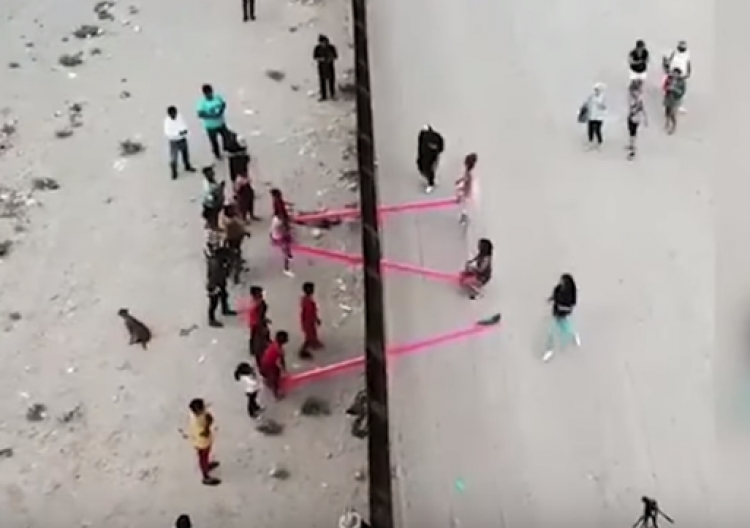 Kufiri SHBA-Meksikë, mes murit ndërtohet një park lojrash, ja si luajnë fëmijët [VIDEO]