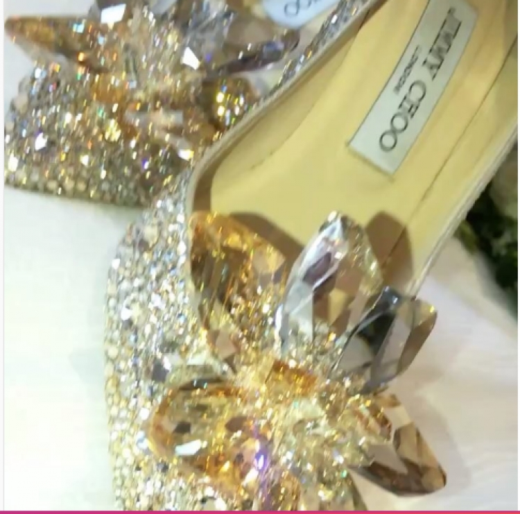 Këpucët e “Hirushes” që Xhensila bëri të sajat për ditën e madhe. Të mrekullueshme dhe me kristale që shkëlqejnë