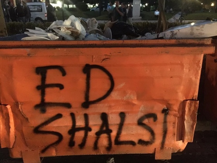 Protestuesit “i binden” Ben Blushit, emri i Eduard Shalsit shfaqet i pari në kazanet e plehrave [VIDEO]