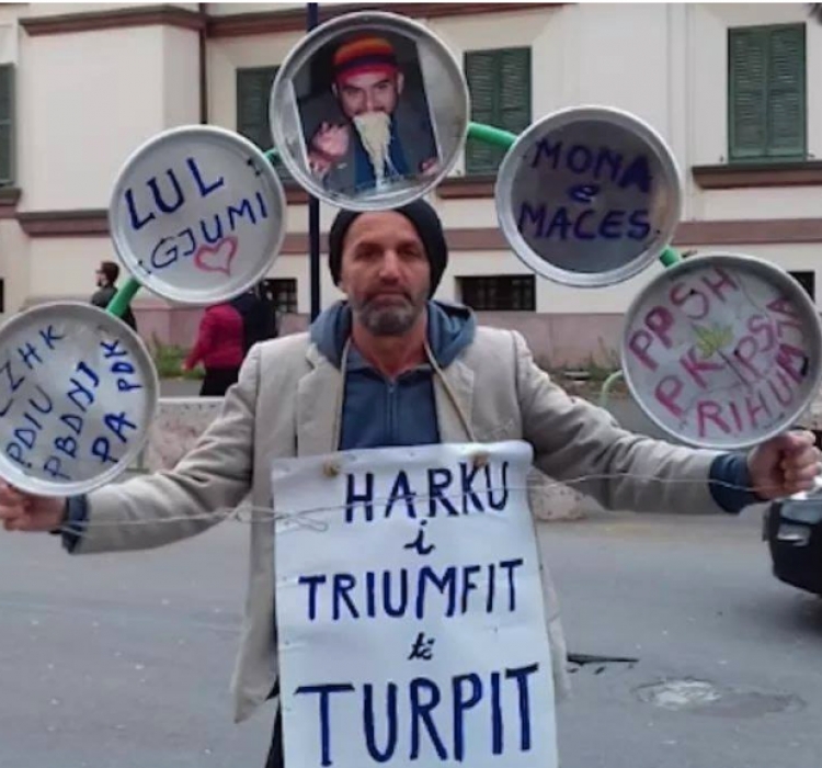 Protestuesi më “IN”, zbulon Harkun e Triumfit të Turpit [FOTO]