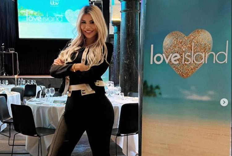 Emër i njohur, zbulohet opinionisti i emisionit të Luanës ‘Love Island’