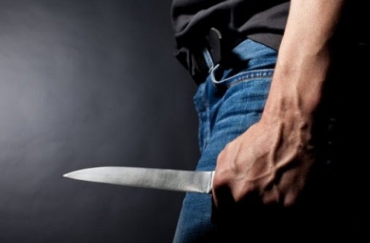 Krim në familje, burri qëllon për vdekje me thikë gruan
