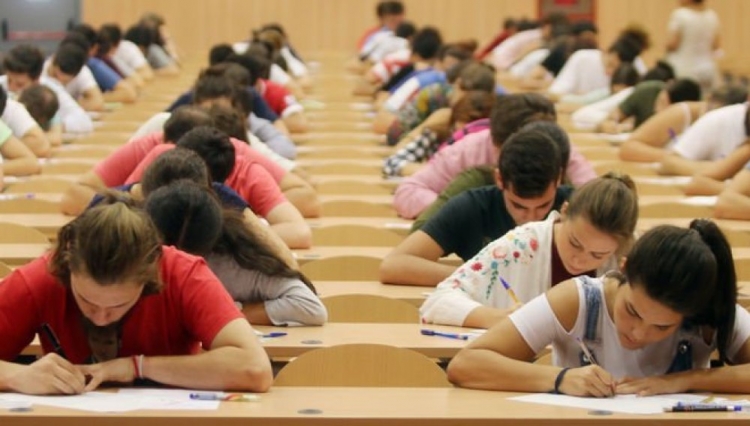 Matura shtetërore, sot 37 mijë maturantë i nënshtrohen testit të parë, 2 orë e 30 minuta në dispozicion të studentëve