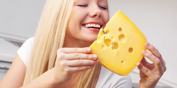 E konsumoni shumë djathin? Zbuloni studimin më të ri!