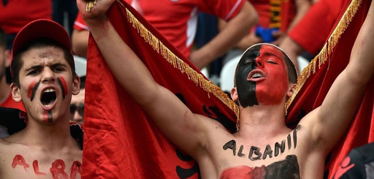 Polaku provokon tifozët shqiptarë, ja çfarë i bëjnë ata [ FOTO/ VIDEO]