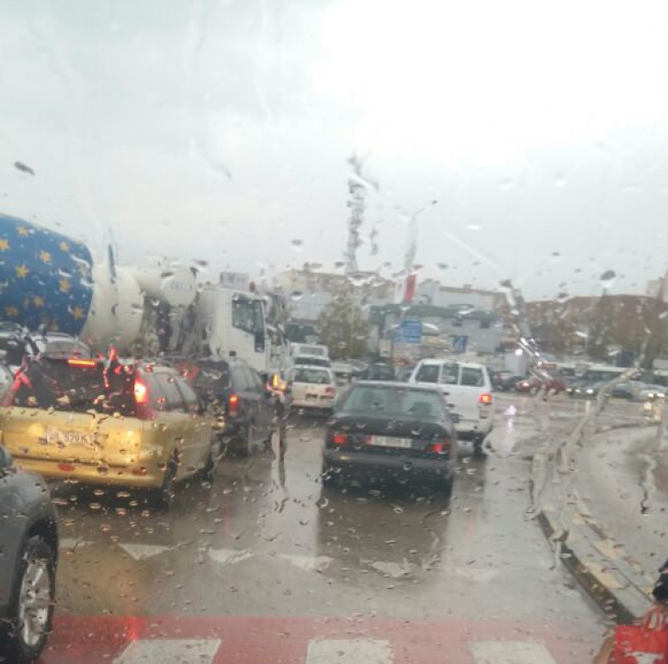 Të gjithë vonë! Ca pika shiu dhe rrugët janë bllokuar në Tiranë[FOTOVIDEO]