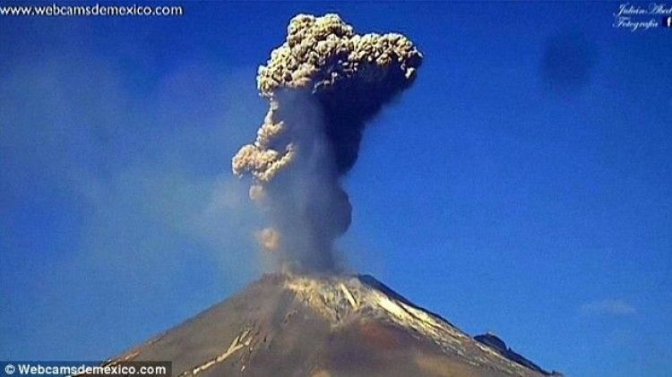 Momenti i shpërthimit të vullkanit Popocatepetl në Meksikë