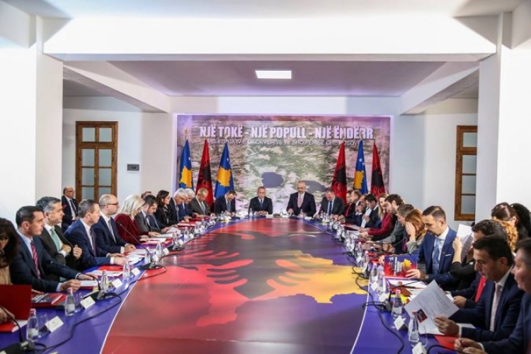 Sot mblidhen në një tryezë qeveria shqiptare dhe ajo e Kosovës