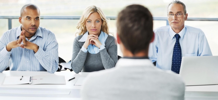 5 pyetjet që nuk duhet t’i bëni në një intervistë pune. Mos rrezikoni!