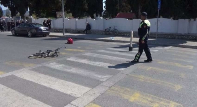 Aksident në Kukës, makina përplas bicikletën me shpejtësi
