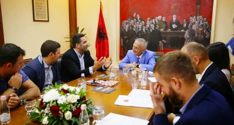 Ilir Meta pret “Tifozat Kuq e Zi”: Ata lartësuan flamurin shqiptar