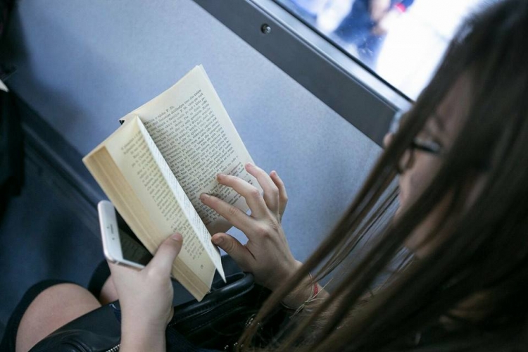 Kryebashkiaku Veliaj ndërmerr nismën #Tiranalexon: Lexoni libra në autobus për të mos paguar biletë [FOTO]