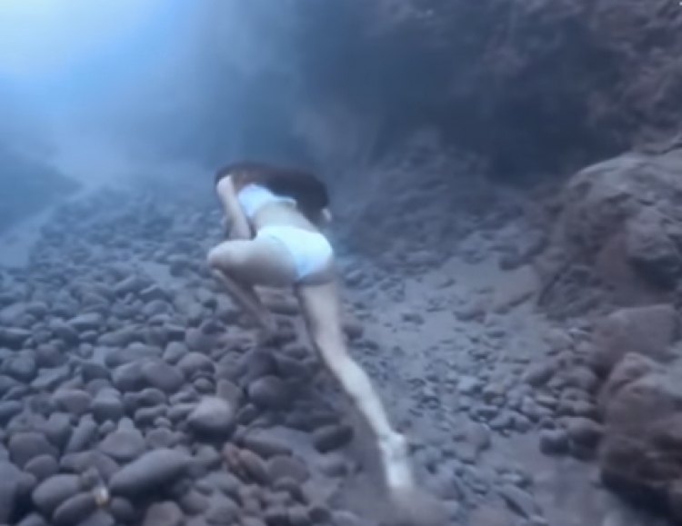 Të ecësh në thellësinë e detit duke mbajtur një gur, njihuni me sirenën [VIDEO]
