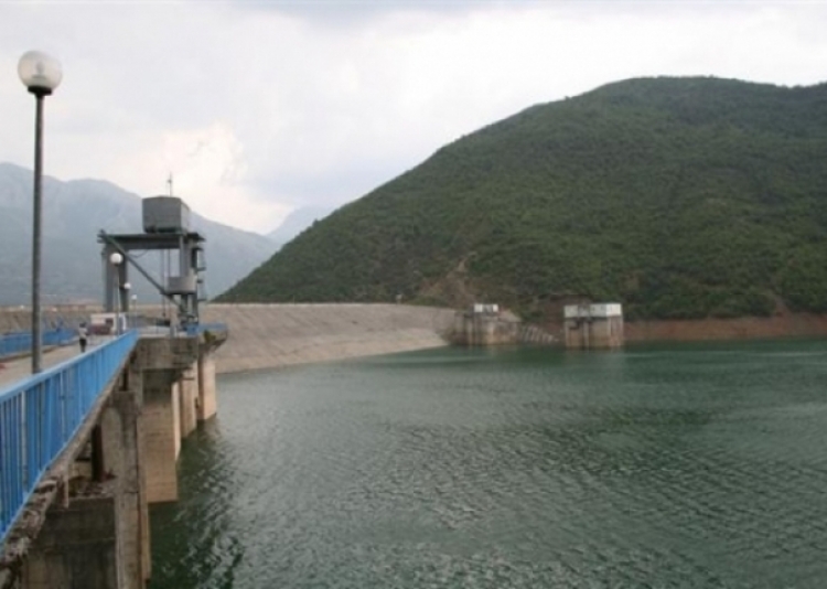 Rreshjet intensive dhe shkrirja e borës, rritet niveli i ujit në liqenin e Fierzës