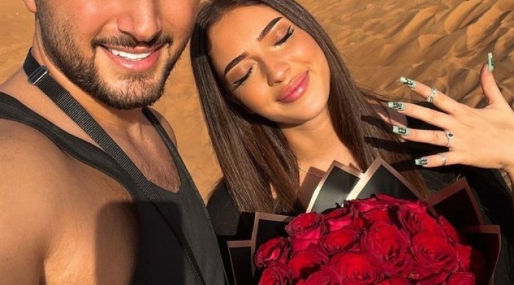 Reperi i famshëm shqiptar i propozon të dashurës në mes të shkretëtirës: Unë thashë PO...