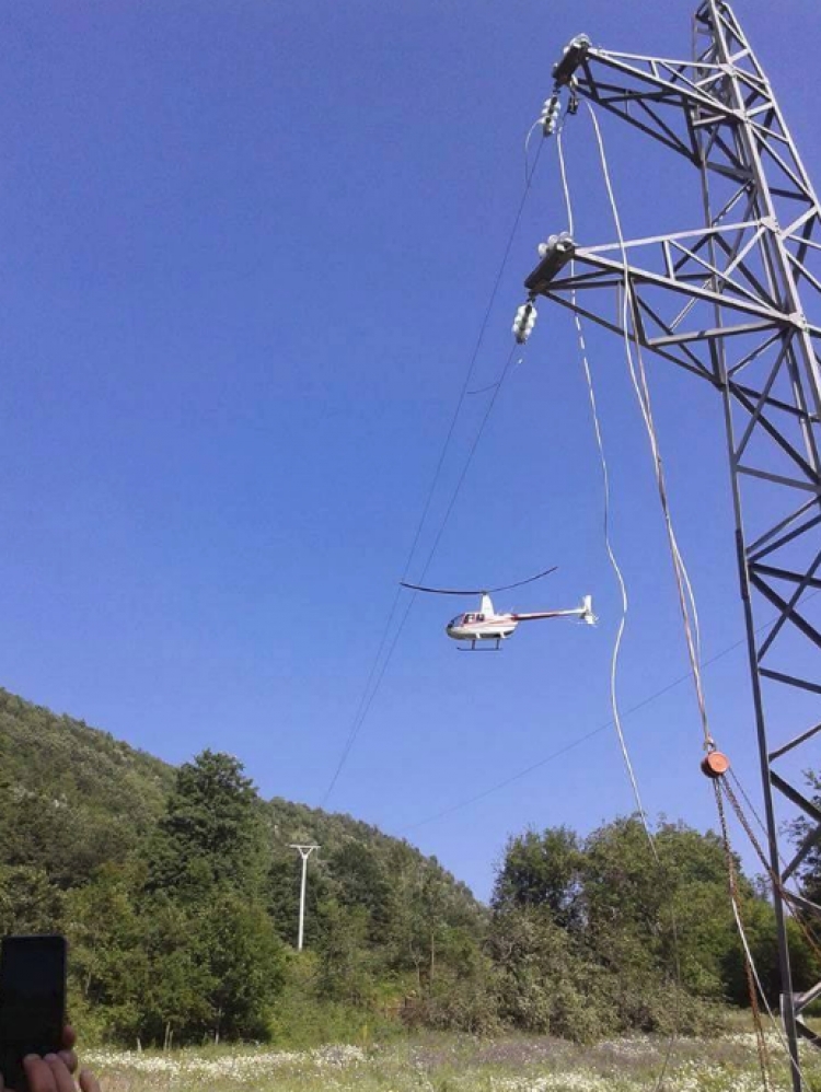 Festë në Val Martanesh! Dritat “çohen” me helikopter në fshatin e thellë