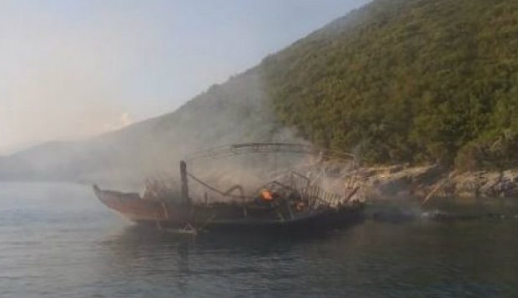 Shkrumbimi i anijes në Karaburun/ Drejtoria Detare tregon arsyet e djegies jep emrat e ekuipazhit