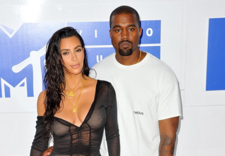 Po Kanye West nuk bëhet xhelozë? Kim Kardashian shfaqet me veshjen provokuese që nxjerrë në pah më shumë se ç’duhet nga gjoksi i saj...[FOTO]