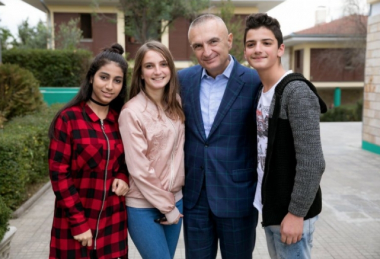 Presidenti Ilir Meta e kthen vëmendjen tek fëmijët: “Të reflektojmë për të sotmen dhe të ardhmen e tyre”