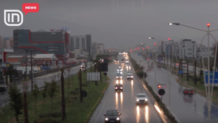 Egërsohet moti në vend, stuhitë dhe shirat pezullojnë trafikun detar. Ja kur kthjellohet koha [VIDEO]