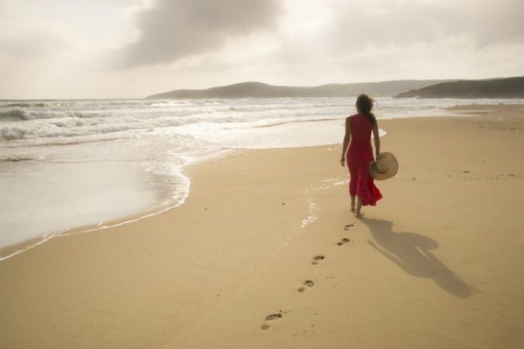 Ja cilat janë 9 arsyet përse ju bën mirë të ecni në plazh dhe përfitimet shëndetësore…