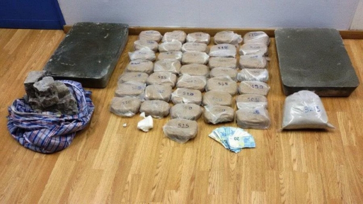 Policia greke bllokon laboratorin e drogës, sekuestron 29 kilogramë heroinë, arrestohet një shqiptar dhe dy grekë