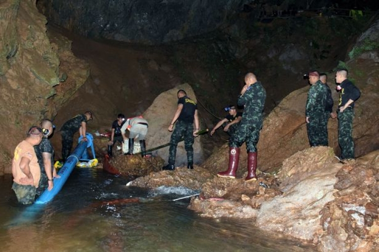 Ditë gëzimi për Tajlandën. Merr fund makthi i shpellës, shpëtohen 12 djemtë dhe trajneri