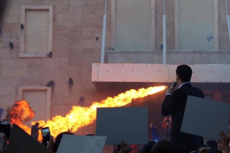 Veliaj ironizon Bashën për protestën: Kjo ndodh kur shikon 