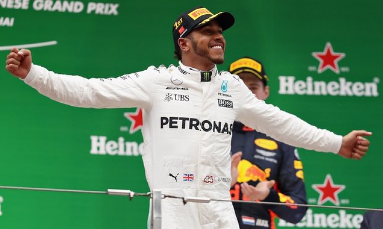 Lewis Hamilton triumfon në Çmimin e Madh të Kinës