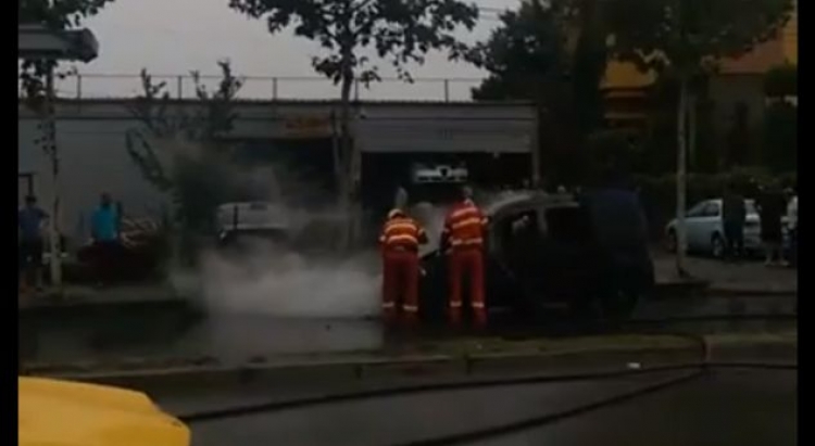 Kamëz, makina merr flakë në ecje, tmerrohen qytetarët [VIDEO]