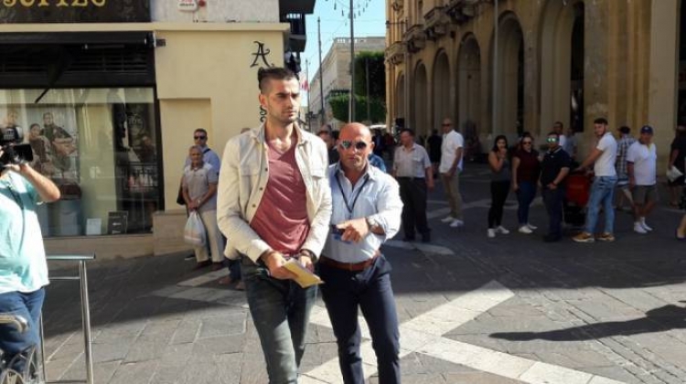 Maltë. 22-vjeçari shqiptar akuzohet për grabitje të argjendarisë dhe tentativë vrasje ndaj 3 policëve