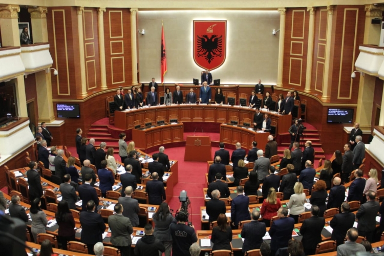 Tragjedia në Maqedoni, Kuvendi nis me një minutë heshtje