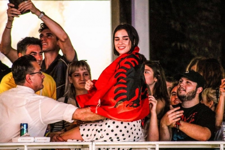 Dua Lipa bashkëpunon me brandin BOTËROR dhe emri i koleksionit është SHQIP!