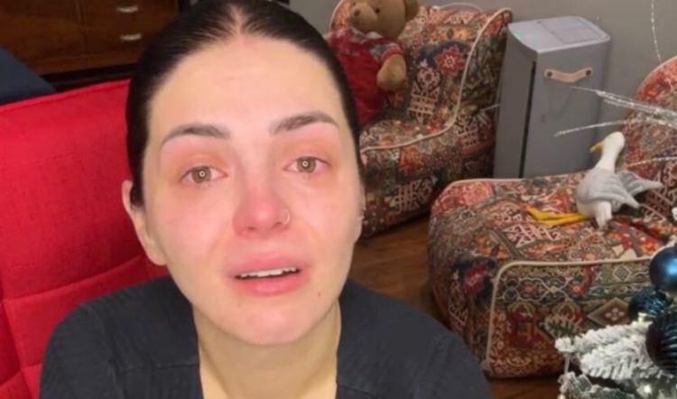 Fifi qan ‘LIVE’, shfaqet në gjendje të rënduar emocionale: ‘Ç`ju ka bërë djali im?’