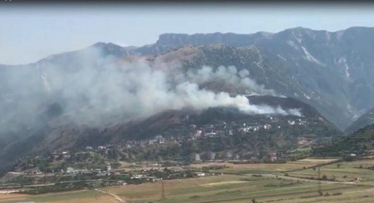 Riaktivizohet vatra e zjarrit në Klos duke rrezikuar dhe banesat