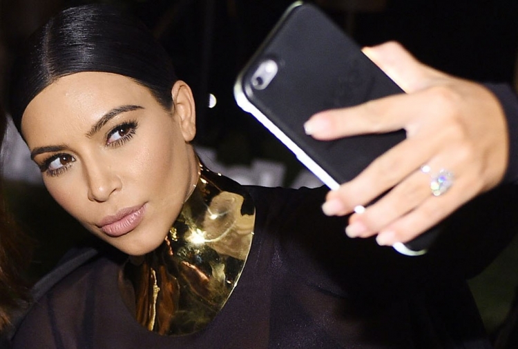 Ndiqni këshillat e Kim Kardashian për një selfie perfekt [FOTO]