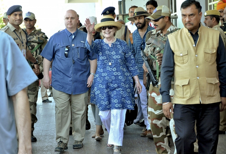 Hillary Clinton thyen dorën gjatë udhëtimit të saj në Indi[VIDEO]