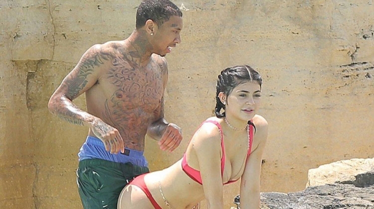 Kylie dhe Tyga i kthejnë pushimet në një shfaqje publike porno! [FOTO]