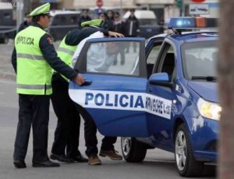 Zënka për motive të dobëta,1 i plagosur me thikë në Elbasan/ Policia parandalon ngjarjen tragjike