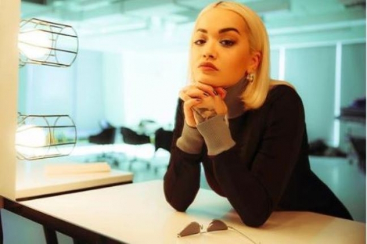 Edhe pse ka një stil të veçantë, Rita Ora pranon se kurrë nuk është e kënaqur me veshjen e saj…[FOTO]